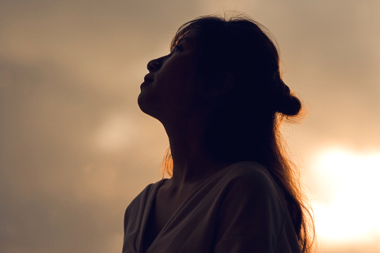 woman looking up at the sky